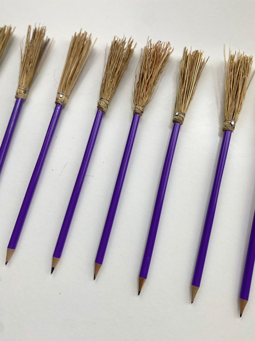Lapiceros de madera con escoba fantasia, color morado. Ideales para proyectos educativos y fantasía. Hechos a mano por Mendi en Navarra.