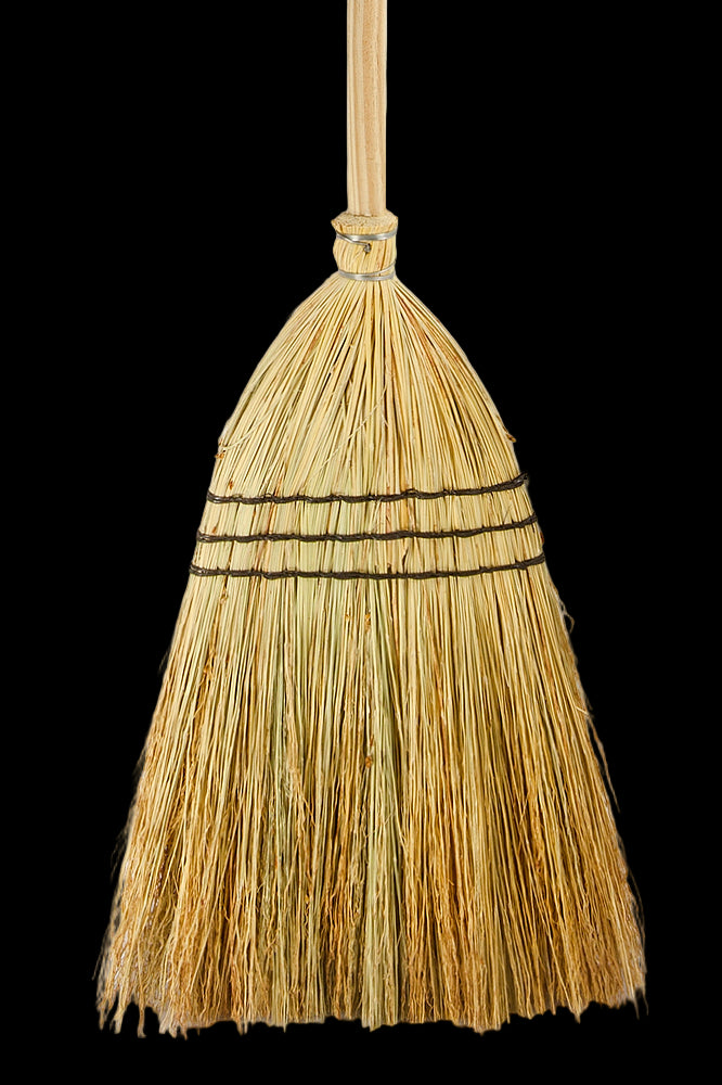 escoba de 3 cuerdas basica fabricada por mendi en españa desde hace medio siglo