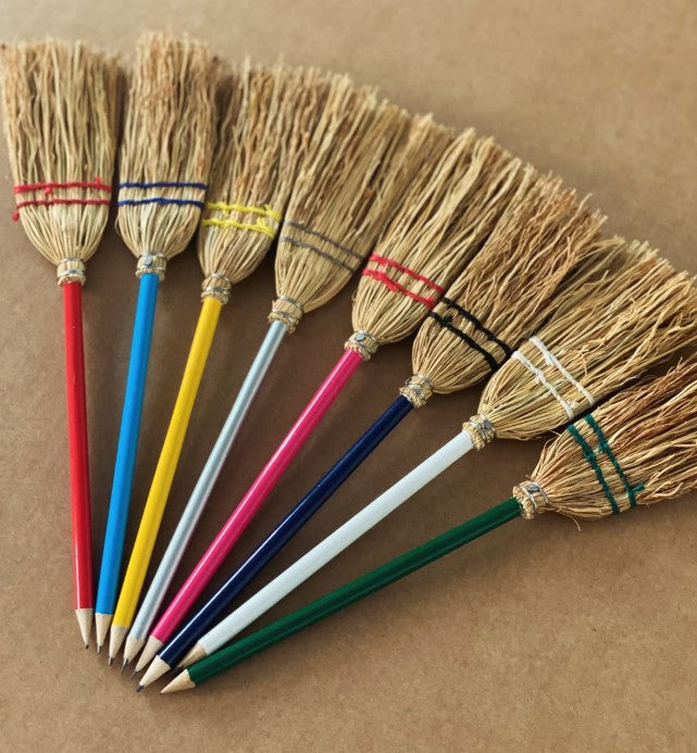 Escoba Miniatura de lapicero colores a elegir por Mendi