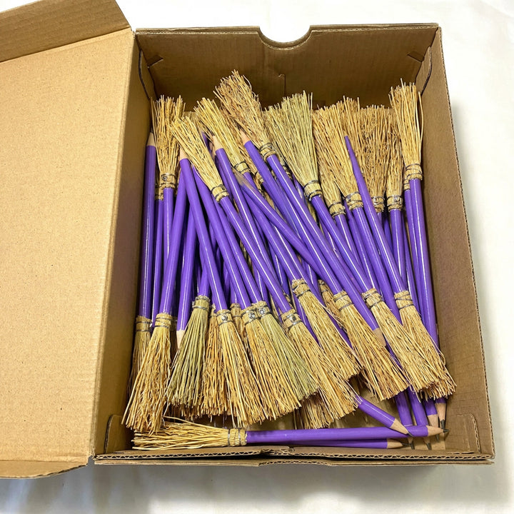 Balai avec crayon jaune – balai décoratif fait main