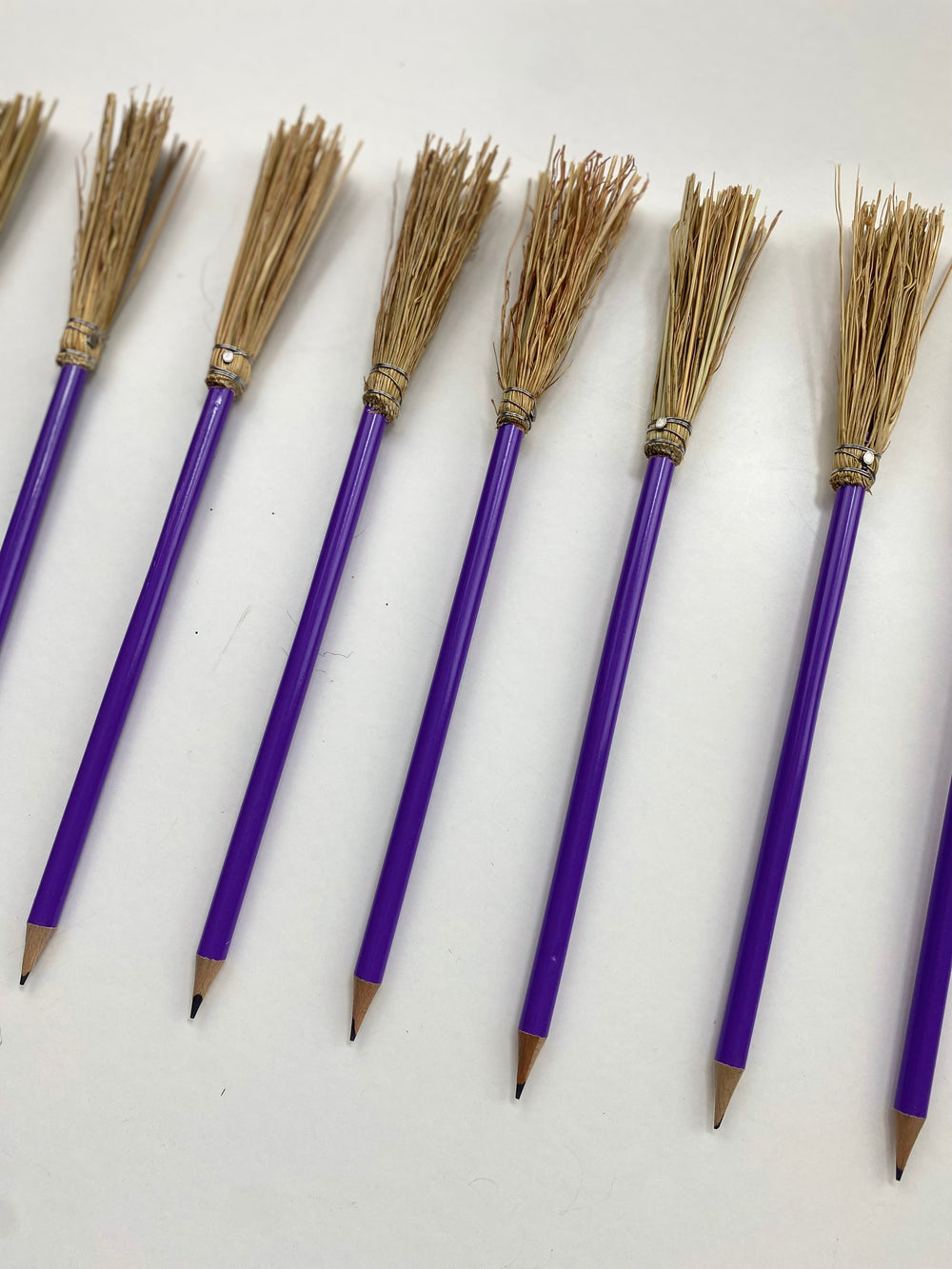 Lapiceros de madera con escoba fantasia, color morado. Ideales para proyectos educativos y fantasía. Hechos a mano por Mendi en Navarra. 