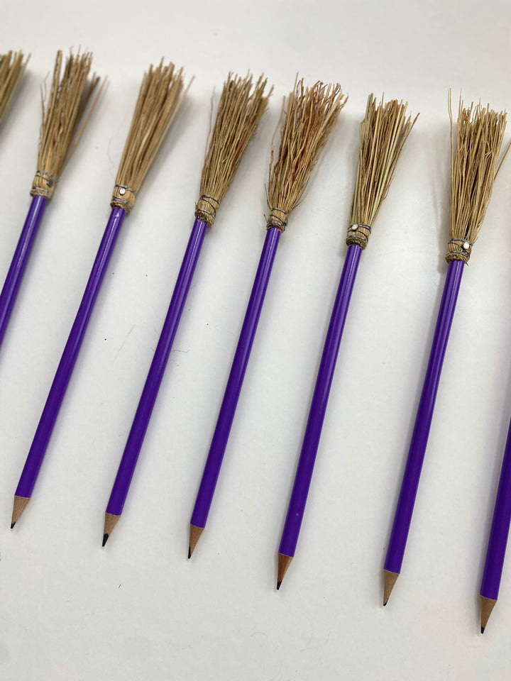 Lapiceros de madera con escoba fantasia, color morado. Ideales para proyectos educativos y fantasía. Hechos a mano por Mendi en Navarra. 