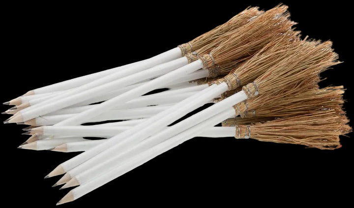 Lapicero blanco con escoba en miniatura natural fabricado en Navarra