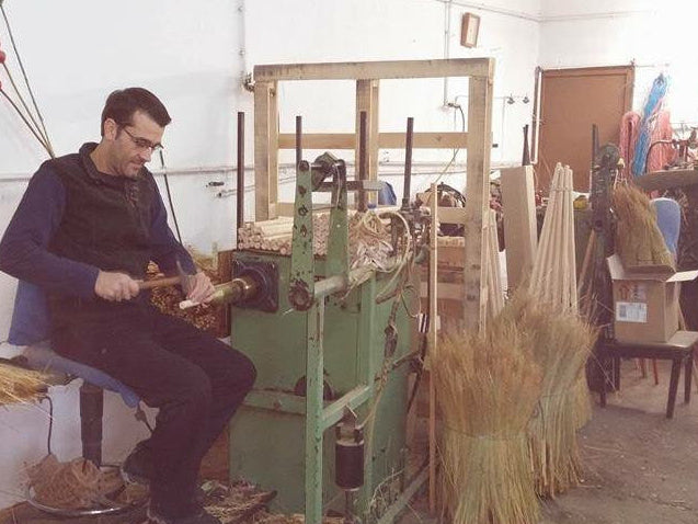 fabricando una escoba con mendi