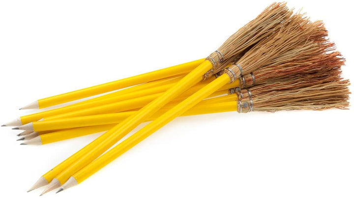 Detalle de escoba decorativa con lápiz amarillo