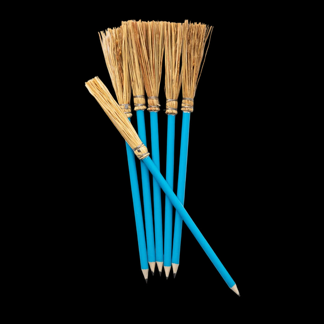 Lapices de color azul celeste con escoba artesanal.
