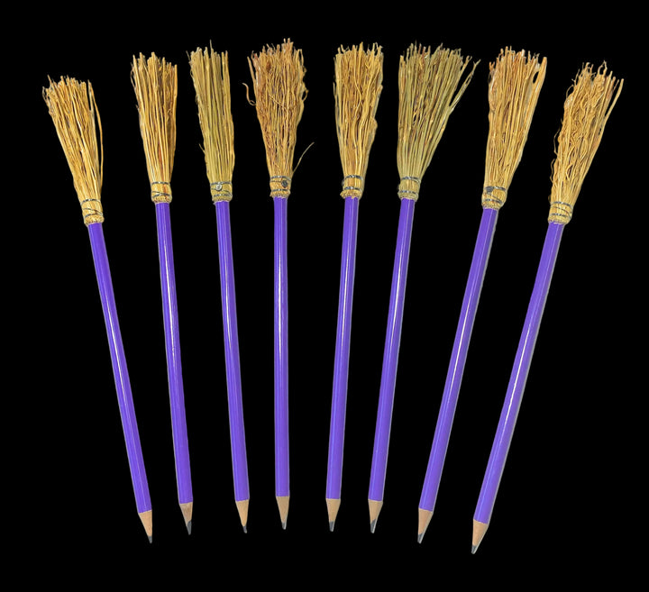 lapicero con escoba artesanal color morado o violeta.