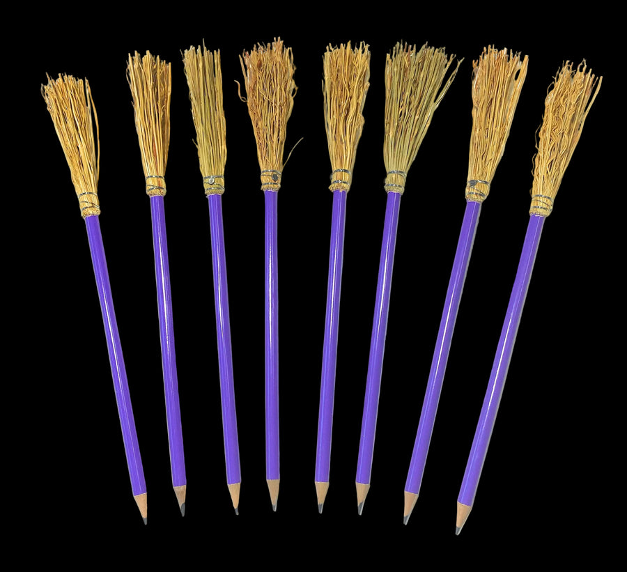 lapicero con escoba artesanal color morado o violeta.