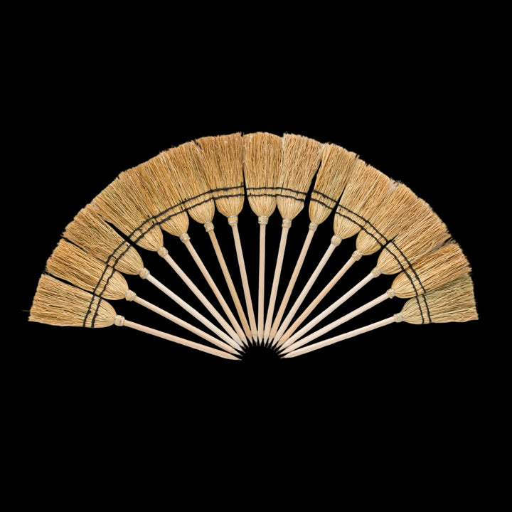 Lapiz con escoba artesana de madera de Mendi cosido con 2 hilos color negro.