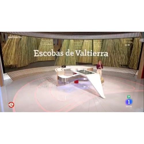 Escoba Artesana de Mijo en el estudio de TVE - programa España Directo - Ana Ibañez barriendo con la escoba de Valtierra en directo