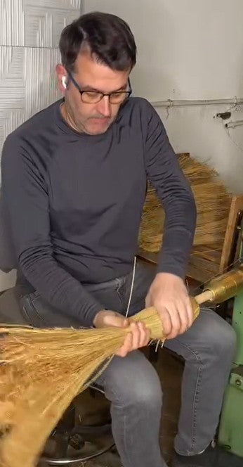 En Navarra está la última fábrica de escobas de mijo en España en el año 2025
