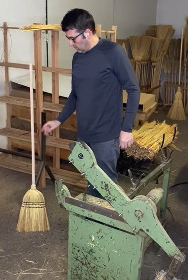 Mendi es la última fábrica de escobas en españa en el año 2025