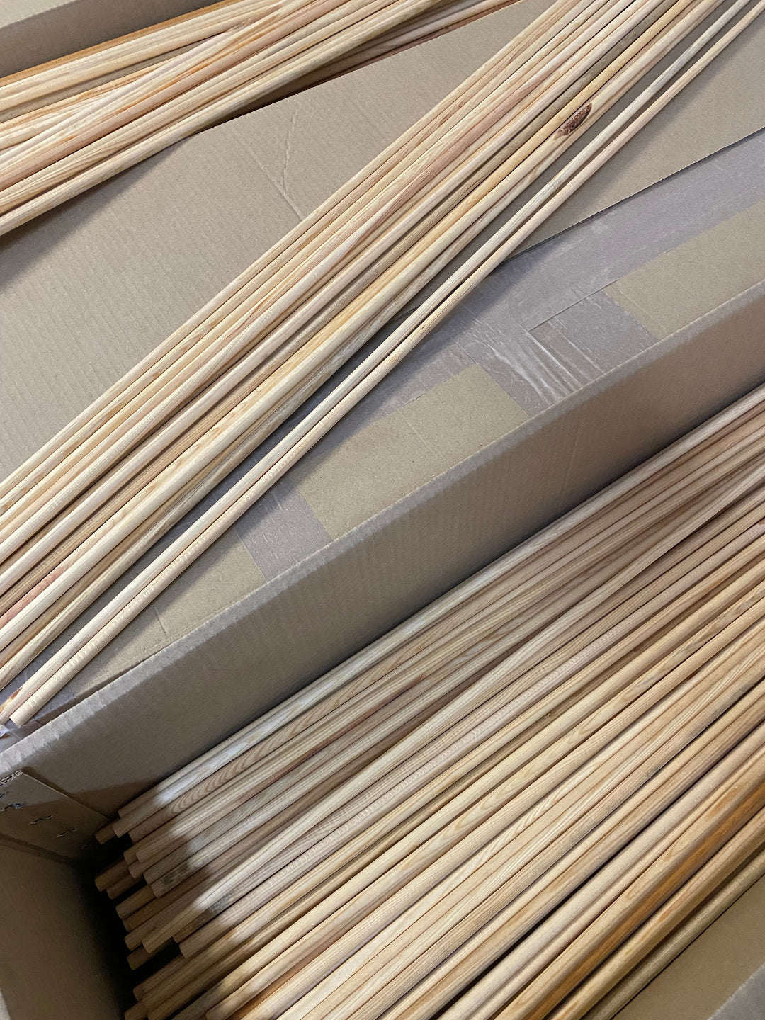 Varillas de madera redondas de 90 cm de Mendi ideales para manualidades y creatividad.